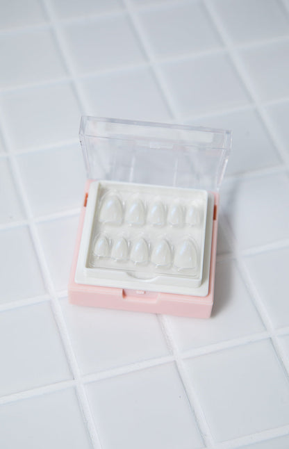 Glowie Born Dreamer White Chrome Nail Palette