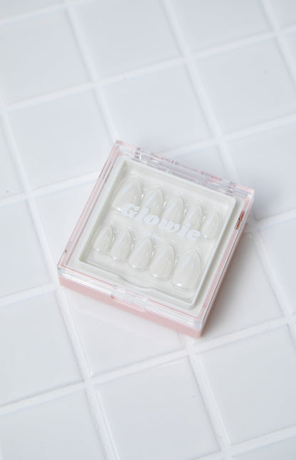Glowie Born Dreamer White Chrome Nail Palette